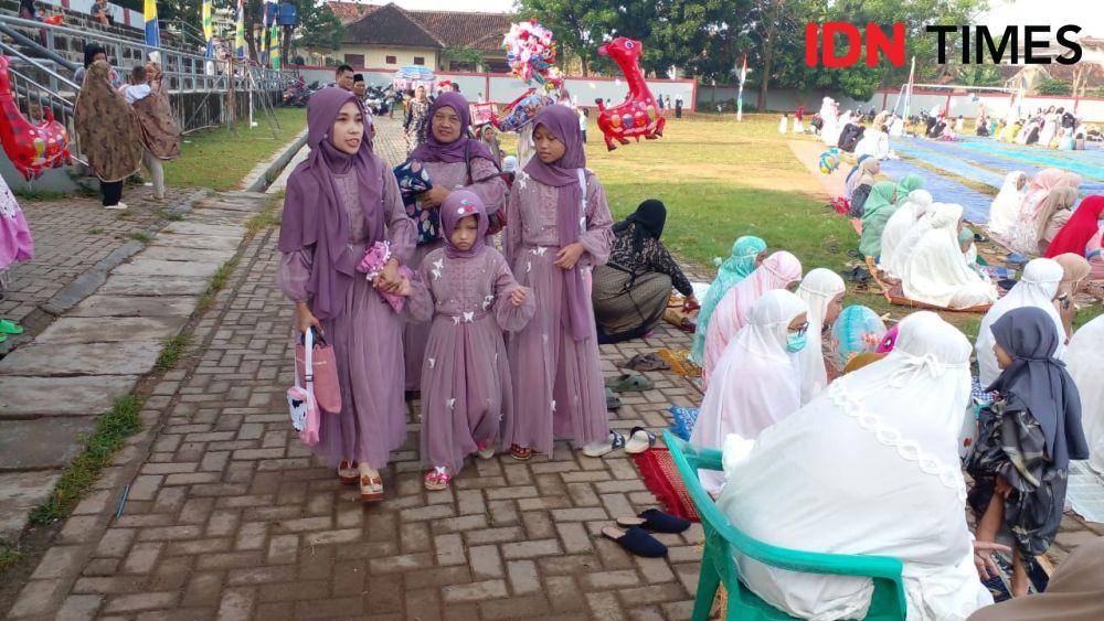 Warga Kota Bandar Lampung Salat Idul Fitri 1444 Hijriah di Stadion Mini Way Dadi, Sabtu (22/4/2023). (IDN Times/Martin L Tobing).