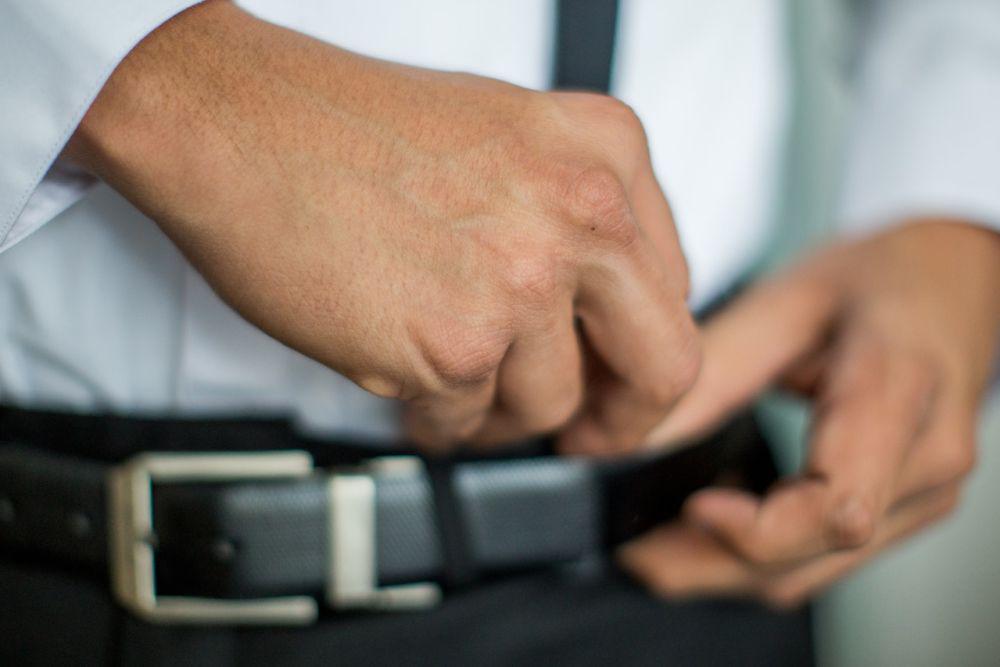 seorang pria sedang mengenakan ikat pinggang (pexels.com/Caleb Oquendo)