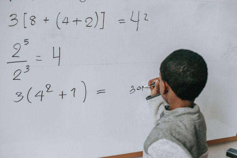 ilustrasi persamaan matematika (pexels.com/Katerina Holmes)