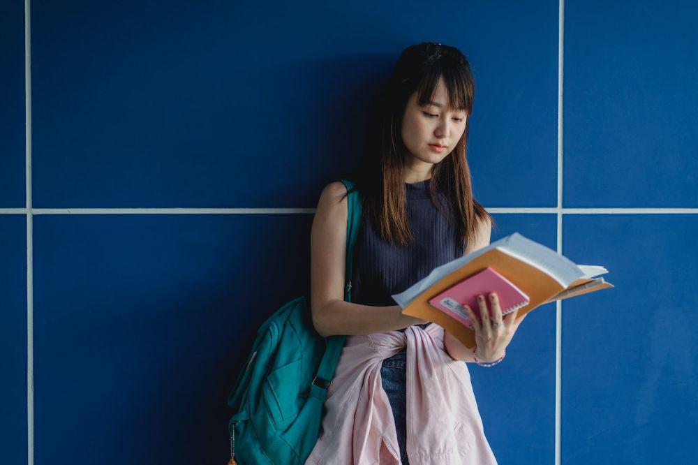 ilustrasi seorang wanita sedang menghafal (pexels.com/Zen Chung)