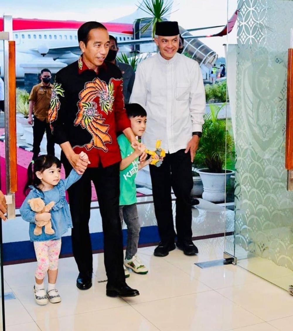 Presiden Joko "Jokowi" Widodo disambut dua cucu di Lanud Adi Soemarmo, Solo. (www.instagram.com/@ganjar_pranowo)