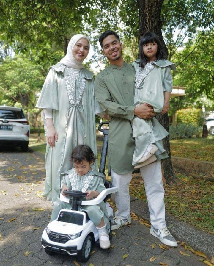 potret Dwi Handa dan keluarga saat lebaran (instagram.com/ @dwihandaanda)