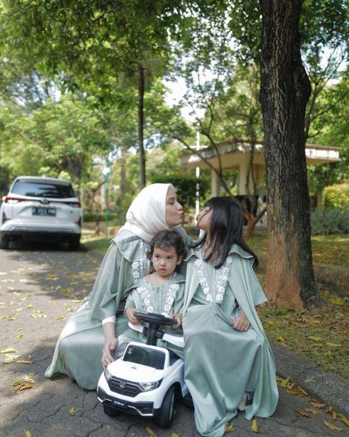 potret Dwi Handa dan keluarga saat lebaran (instagram.com/ @dwihandaanda)