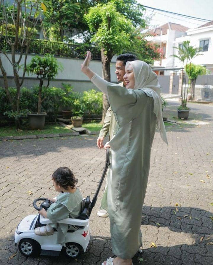 potret Dwi Handa dan keluarga saat lebaran (instagram.com/ @dwihandaanda)