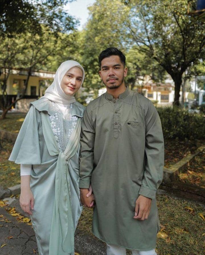 potret Dwi Handa dan suami saat lebaran (instagram.com/@dwihandaanda)