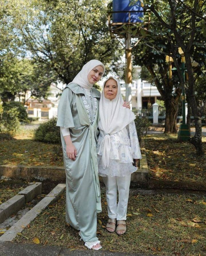 potret Dwi Handa dan keluarga saat lebaran (instagram.com/ @dwihandaanda)