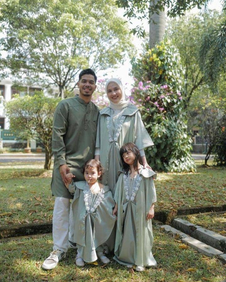 9 Potret Keluarga Dwi Handa Rayakan Lebaran, Kompak dengan Warna Sage
