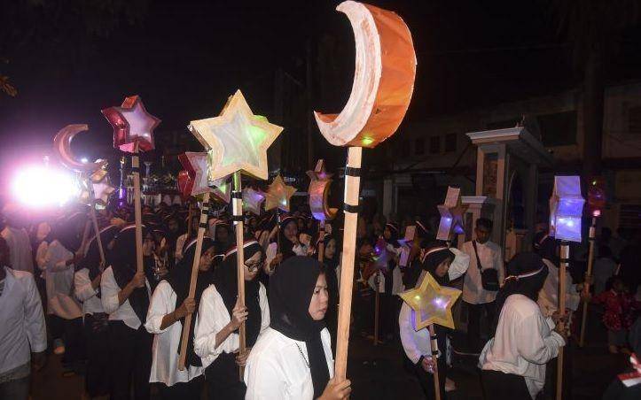 Sejumlah umat muslim membawa lampion saat takbiran keliling melalui jalan-jalan protokol di Ampenan, Mataram, NTB, Jumat (21/4/2023). (ANTARA FOTO/Ahmad Subaidi/hp.)