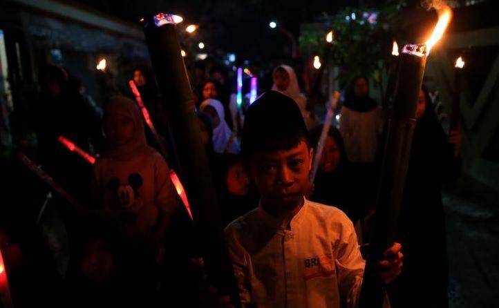 Sejumlah santri TPQ Baitul Fatah bertakbir keliling kampung sambil membawa obor di Blitar, Jawa Timur, Jumat (21/4/2023) malam. (ANTARA FOTO/Irfan Anshori/hp.)
