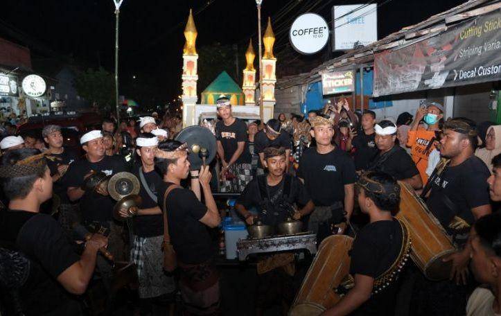 Sejumlah umat Hindu menampilkan kesenian Baleganjur saat rangkaian pawai takbir keliling menyambut Hari Raya Idul Fitri 1444 H di Kampung Islam Kepaon, Denpasar, Bali, Jumat (21/4/2023) malam. (ANTARA FOTO/Nyoman Hendra Wibowo/hp.)