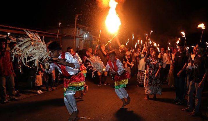 Umat muslim mengikuti festival malam Ela-Ela di Desa Kupal, Pulau Bacan, Kabupaten Halmahera Selatan, Maluku Utara, Jumat (21/4/2023) malam menggelar aksi sembur api dan seni tradisi sambut Idul Fitri 1444 Hijriah. (ANTARA FOTO/Andri Saputra/nym.)