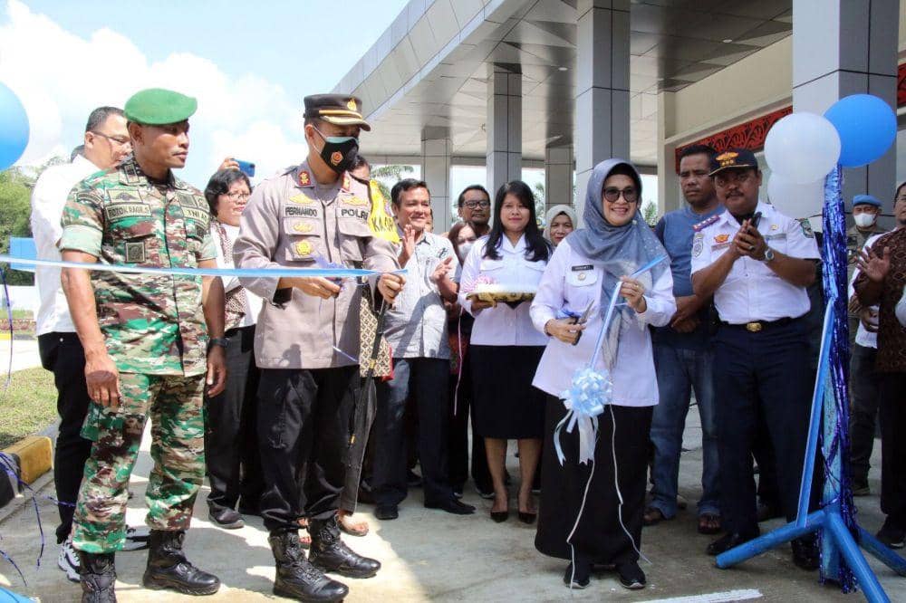 Wali Kota Pematang Siantar dr Susanti Dewayani, Sp.A meresmikan Pengoperasian Angkutan Umum di terminal tipe A Tanjungpinggir, Jumat (21/4/2023). (Dok. IDN Times)