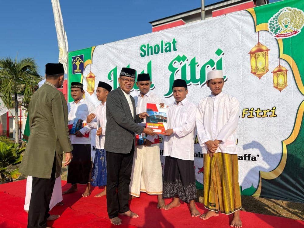 Pemberian remisi Idul Fitri kepada narapidana Jatim, Sabtu (22/4/2023). (Dok. Humas Kanwil Kemenkumham Jatim).