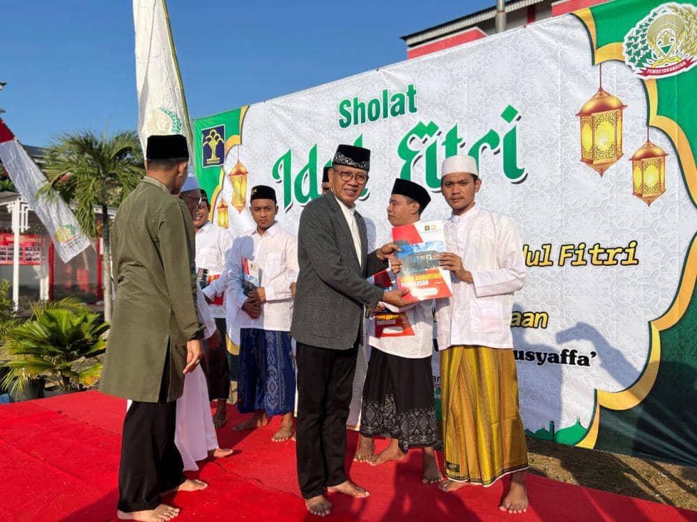 Pemberian remisi Idul Fitri kepada narapidana Jatim, Sabtu (22/4/2023). (Dok. Humas Kanwil Kemenkumham Jatim).