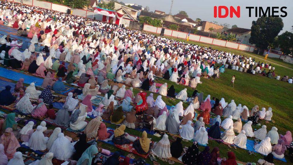 Warga Kota Bandar Lampung Salat Idul Fitri 1444 Hijriah di Stadion Mini Way Dadi, Sabtu (22/4/2023). (IDN Times/Martin L Tobing).