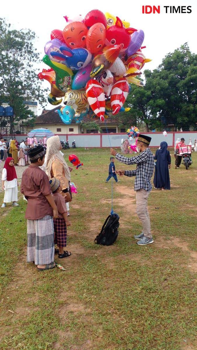 Warga Kota Bandar Lampung Salat Idul Fitri 1444 Hijriah di Stadion Mini Way Dadi, Sabtu (22/4/2023). (IDN Times/Martin L Tobing).