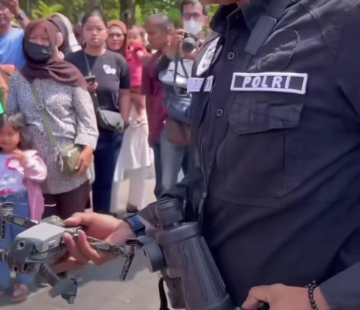 Sat Brimob Polda Daerah Istimewa Yogyakarta (DIY) melumpuhkan satu unit pesawat nirawak alias drone di wilayah udara Keraton Yogyakarta, Sabtu (22/4/2023).(Instgram/humasjogja)