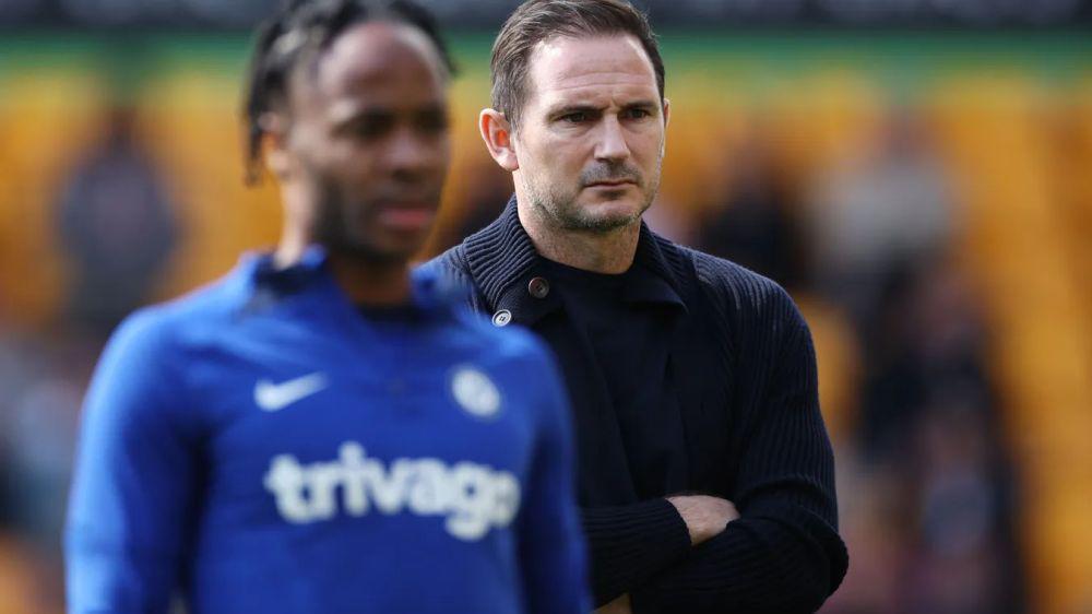 Frank Lampard memantau latihan para pemain Chelsea. (premierleague.com)