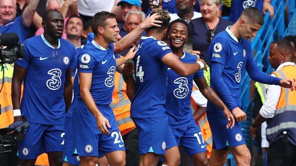 Para pemain Chelsea merayakan gol. (premierleague.com)