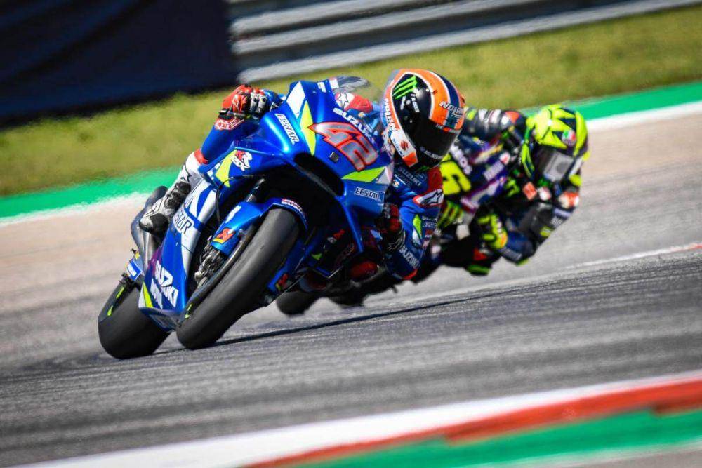 Alex Rins unggul dari Valentino Rossi di MotoGP Amerika 2019. (motogp.com)