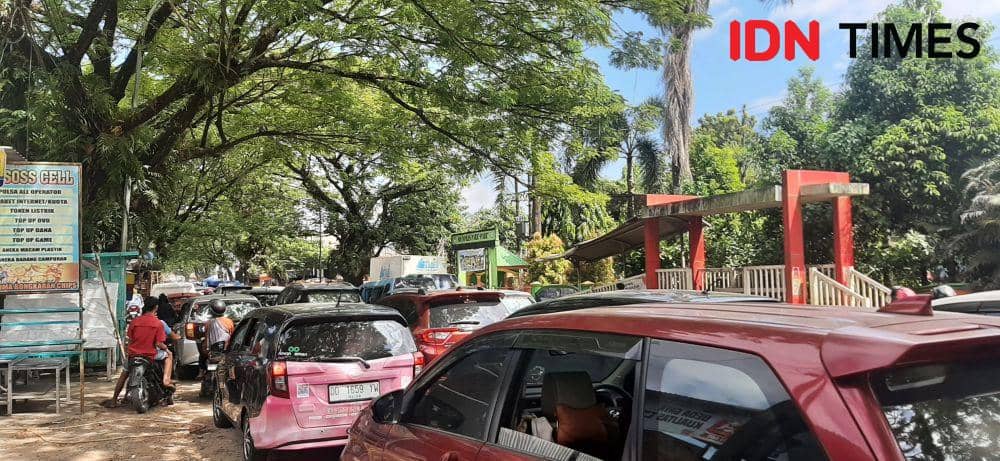 Kemacetan parah dan arus mudik lebaran 2023 terjadi daerah Limbung, Gowa. (Dahrul Amri/IDN Times Sulsel)
