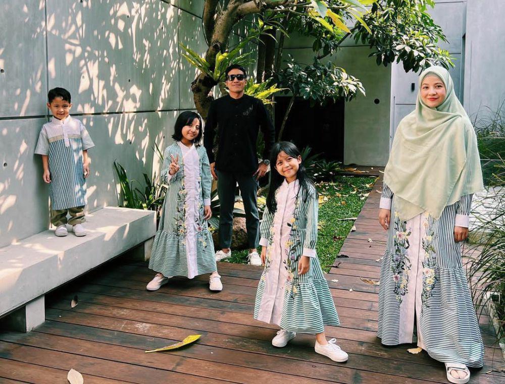 10 Seleb Tanah Air Rayakan Lebaran dengan Outfit Warna Sage