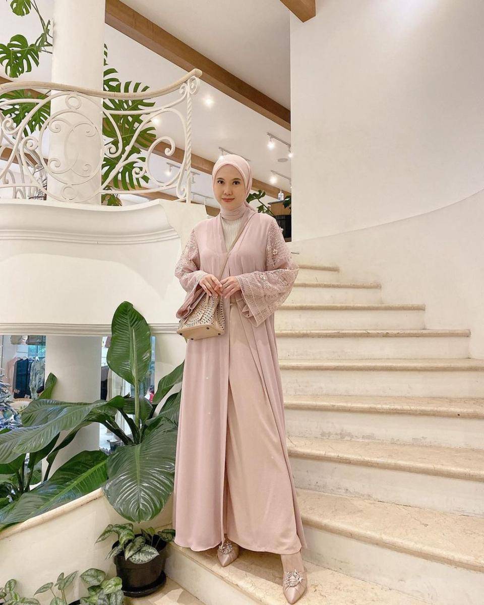 mix and match celana untuk kondangan ala Vita Nurvitasari (instagram.com/vita.nurvitasari)