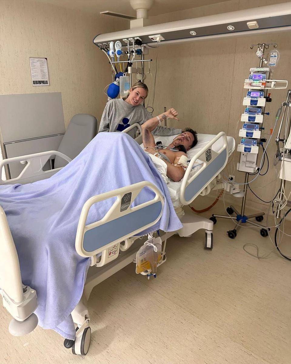 Pol Espargaro sedang berada di ruang rawat rumah sakit. (instagram.com/polespargaro)