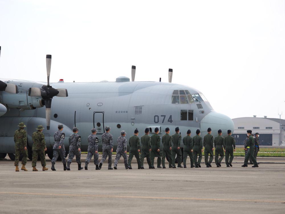 Personel Pasukan Bela Diri Jepang saat akan menaiki pesawat angkut C-130 di Pangkalan Udara Komaki di prefektur Aichi, Jepang tengah pada Jumat (21/4/2023). (twitter.com/jointstaffpa)
