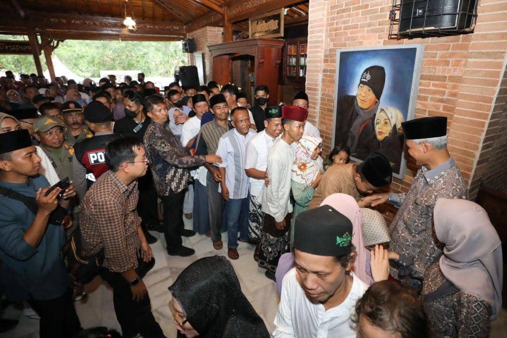 Gubernur Jateng Ganjar Pranowo menyambut kedatangan warga dan kerabat keluarganya di joglo wilayah Purbalingga. (IDN Times/Dok Humas Pemprov Jateng)