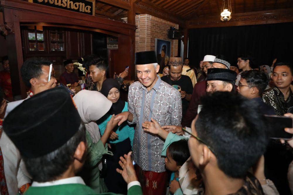 Gubernur Jateng Ganjar Pranowo saat bersalaman dengan warga di kampung halaman istrinya di Purbalingga. (IDN Times/Dok Humas Pemprov Jateng)