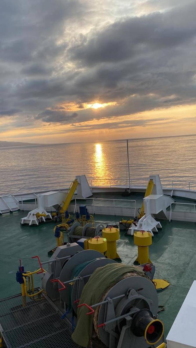 Pemandangan sunset saat mudik lewat jalur laut rute Lombok - Surabaya. (dok. Istimewa)