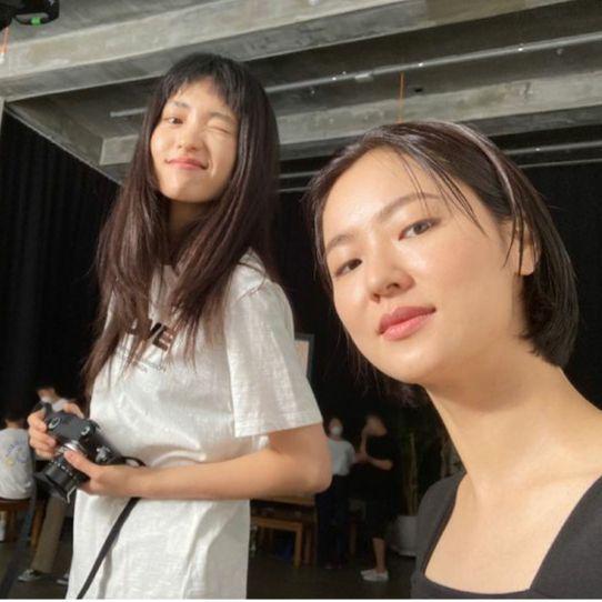 Kim Tae Ri bersama Jeon Yeobeen (instagram.com/kimtaeri_official)