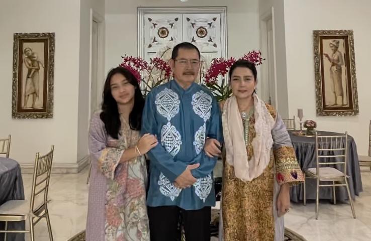 9 Momen Mayangsari Rayakan Lebaran Lengkap Bareng Suami dan Anak