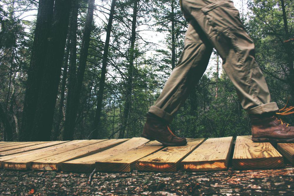 5 Jenis Celana Pria yang Nyaman Dikenakan saat Traveling, Catat!