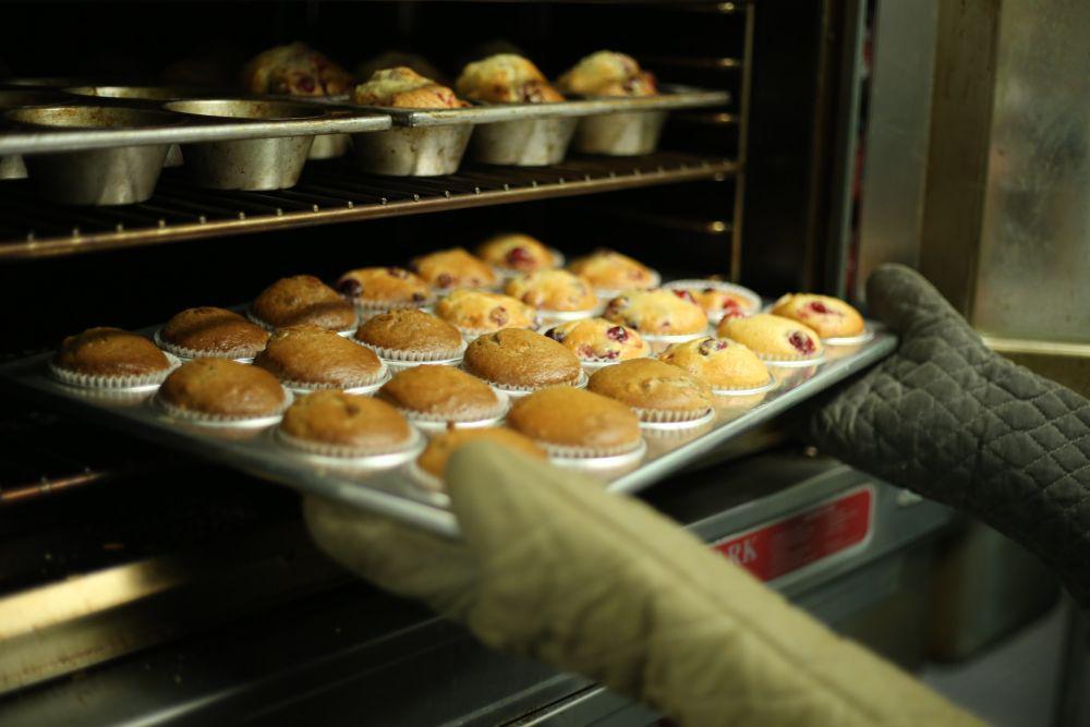 ilustrasi memanggang cupcake di oven (unsplash.com/@taylor_grote)
