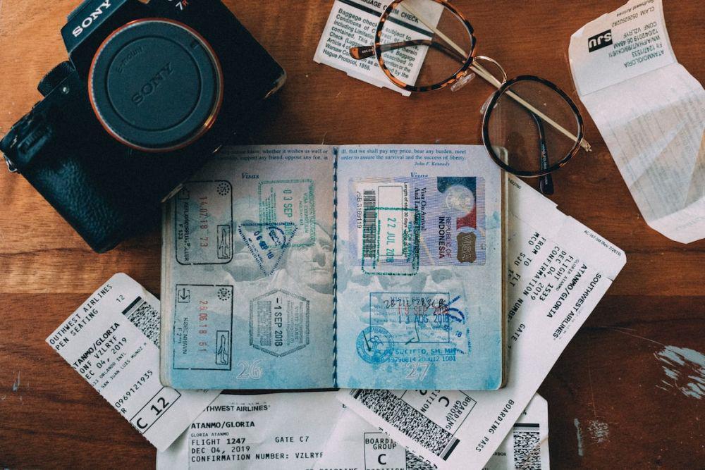 ilustrasi visa dan tiket perjalanan (unsplash.com/convertkit)