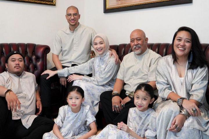 10 Potret Indro Warkop Rayakan Lebaran 2023, Ziarah ke Makam Istri