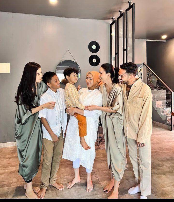 Lebaran keluarga Onad (Instagram.com/bebyleonardo)