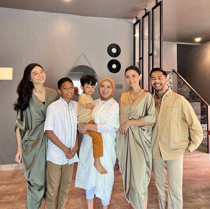 Lebaran keluarga Onad (Instagram.com/bebyleonardo)