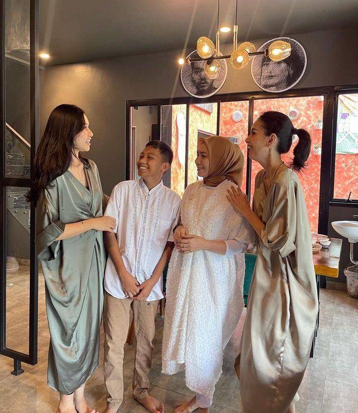 Lebaran keluarga Onad (Instagram.com/bebyleonardo)