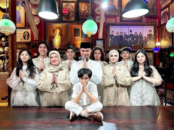 Potret Mulan Jameela dan keluarga saat lebaran (instagram.com/ @ahmaddhaniofficial dan @mulanjameela1)