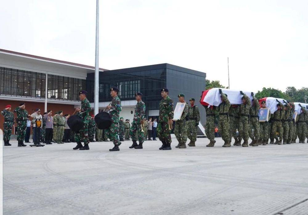 Panglima TNI, Laksamana Yudo Margono menyambut empat jenazah prajurit TNI AD yang gugur di Papua pada 20 April 2023 di Lanud Halim Perdanakusuma. (www.instagram.com/@puspentni)