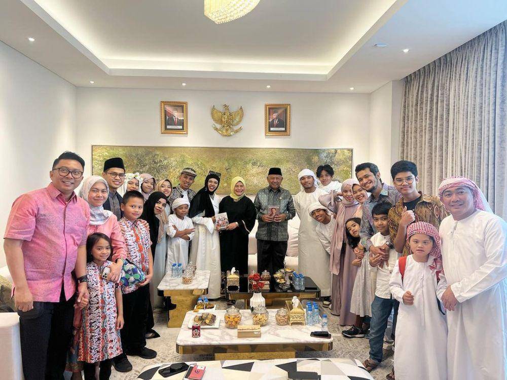 potret keluarga Gen Halilintar dan duta besar Indonesia (instagram.com/genifaruk)