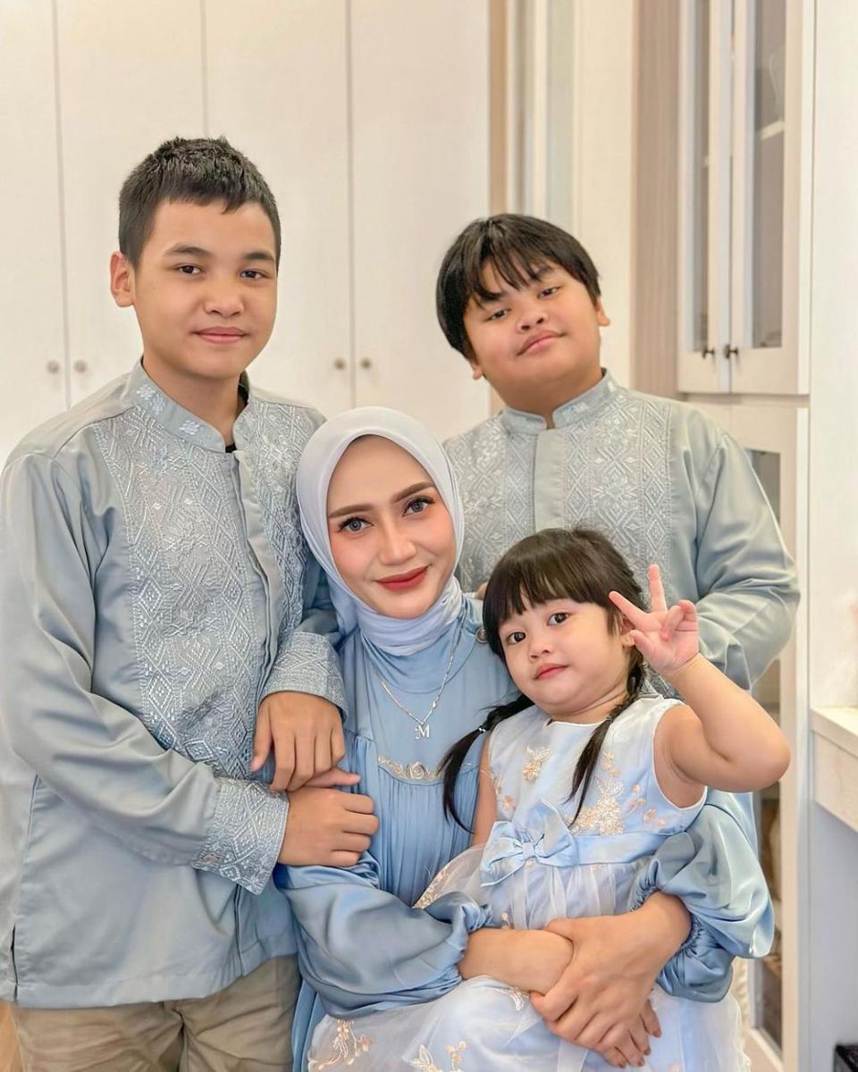 potret Yulita dengan ketiga buah hati (instagram.com/yulitamci5real)