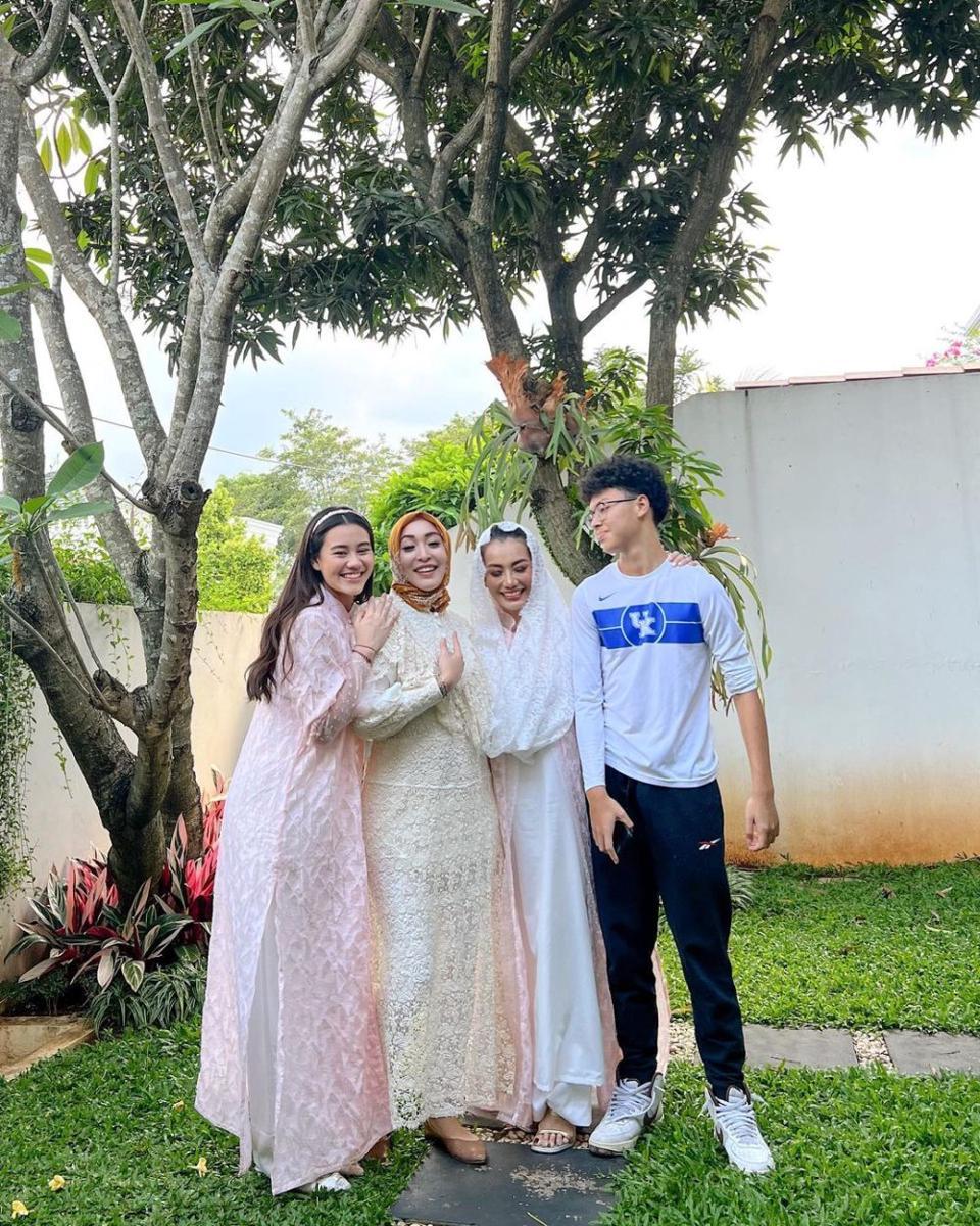 potret Angelina Sondakh dan Reza Artamevia beserta buah hati (instagram.com/aaliyah.massaid)