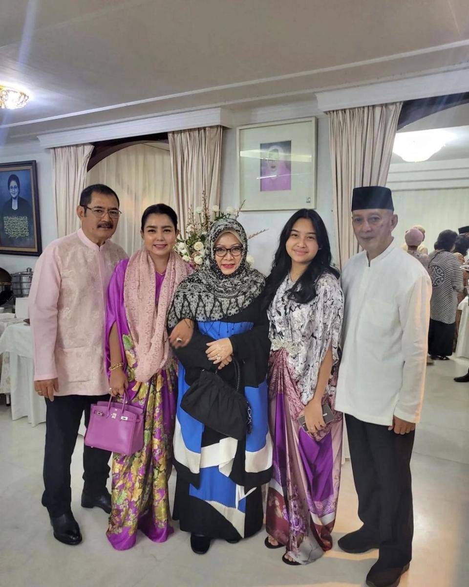momen lebaran keluarga Mayangsari (instagram.com/mayangsari_official)