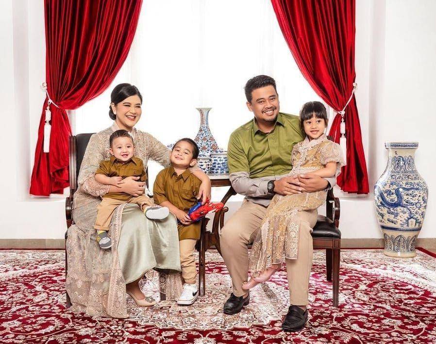 Bobby Nasution, istrinya Kahiyang dan anak-anak serta keluarganya berfoto untuk momen lebaran (instagram/ayangkahiyang)