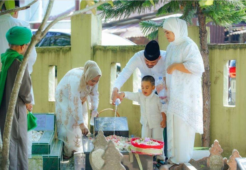Bobby Nasution bersama istri dan anaknya berziarah ke makam Ayahnya di momen Idul Fitri (instagram/Bobbynst)