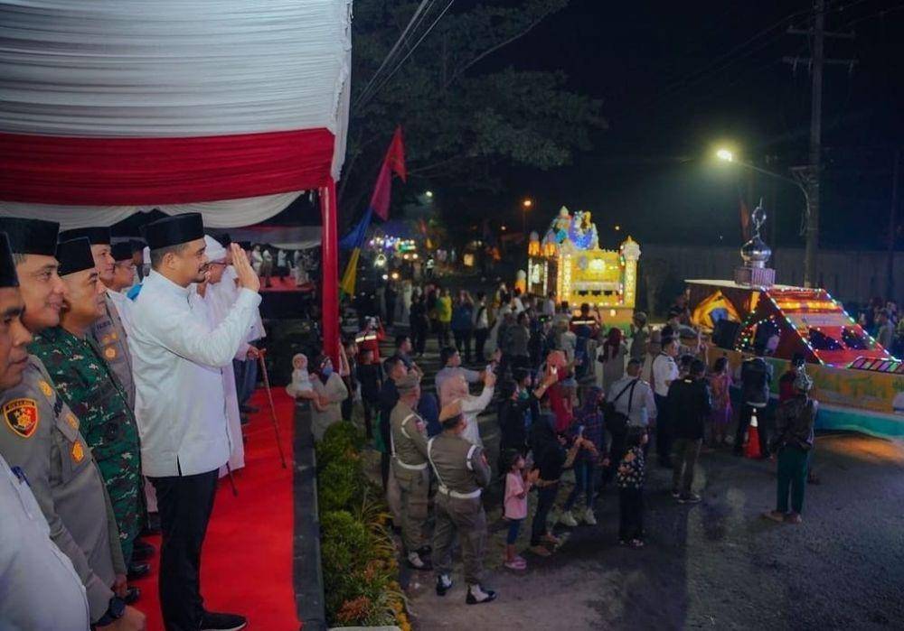 Bobby Nasution melepas pawai takbir kendaraan hias di Medan Marelan pada malam takbiran, Jumat (21/4/2023) malam (instagram/bobbynst)